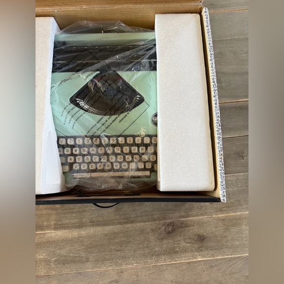 We R Memory Keepers | Typecast Typewriter | Mint | IN BOX - Picture 4 of 8
